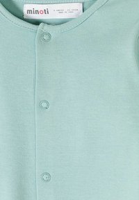 Světlounce zelený dětský overal s patentkami po celé přední straně, štítek s velikostí 3-6 měsíců, vyrobený v Číně značkou Minoti.