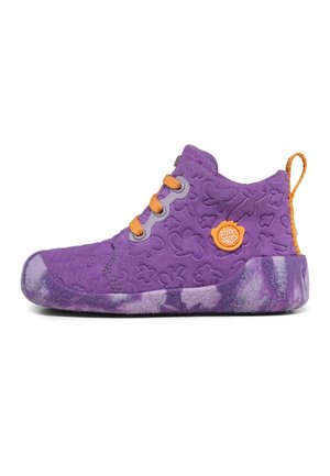 Lila Kinderschuh mit erhabenen floralen Mustern, orangefarbenen Schnürsenkeln, orangefarbener Fersenschlaufe und einer lila-weißen gemusterten Sohle.