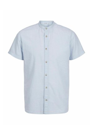 Camicia azzurra chiara a maniche corte, con bottoni frontali, colletto alla cinese, realizzata in un tessuto leggero con una texture morbida e una leggera lucentezza.