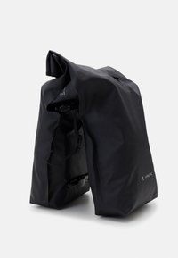 Zaino impermeabile nero dal design minimalista, con spallacci regolabili, chiusura roll-top e un branding discreto.