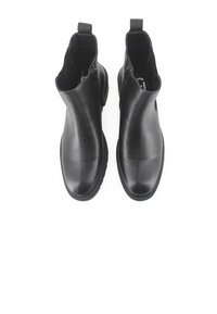 Botas de tobillo de cuero negro con una textura suave, punteras redondeadas, cremalleras laterales y lengüetas; diseño minimalista sin patrones visibles.