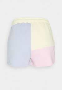 Shorts courts à taille élastique avec larges blocs de couleur en bleu pastel, crème et rose sur fond blanc.