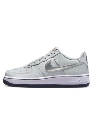 Low-top grå Nike Air Force 1 sneaker med metallisk sølv swoosh og hvid mellemsål på hvid baggrund.