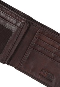 Bruine leren portemonnee met meerdere kaartsleuven, gestructureerd oppervlak, gaas-ID-venster en geperst "RFID ECHT LEDER" logo.