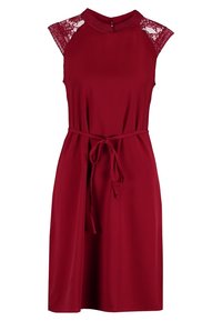Robe bordeaux avec des accents en dentelle sur les épaules, manches courtes, taille cintrée et ceinture nouée. Texture lisse et coupe au genou.