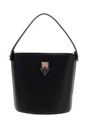Bolso tipo saco de piel negra texturizada con una sola correa para el hombro y cierre con el logo Guess en tono dorado al frente.