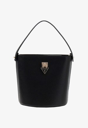 Schwarze, strukturiert geprägte Ledertasche im Beuteldesign mit einem einzelnen Schulterriemen und goldfarbenem Guess-Logo-Verschluss auf der Vorderseite.