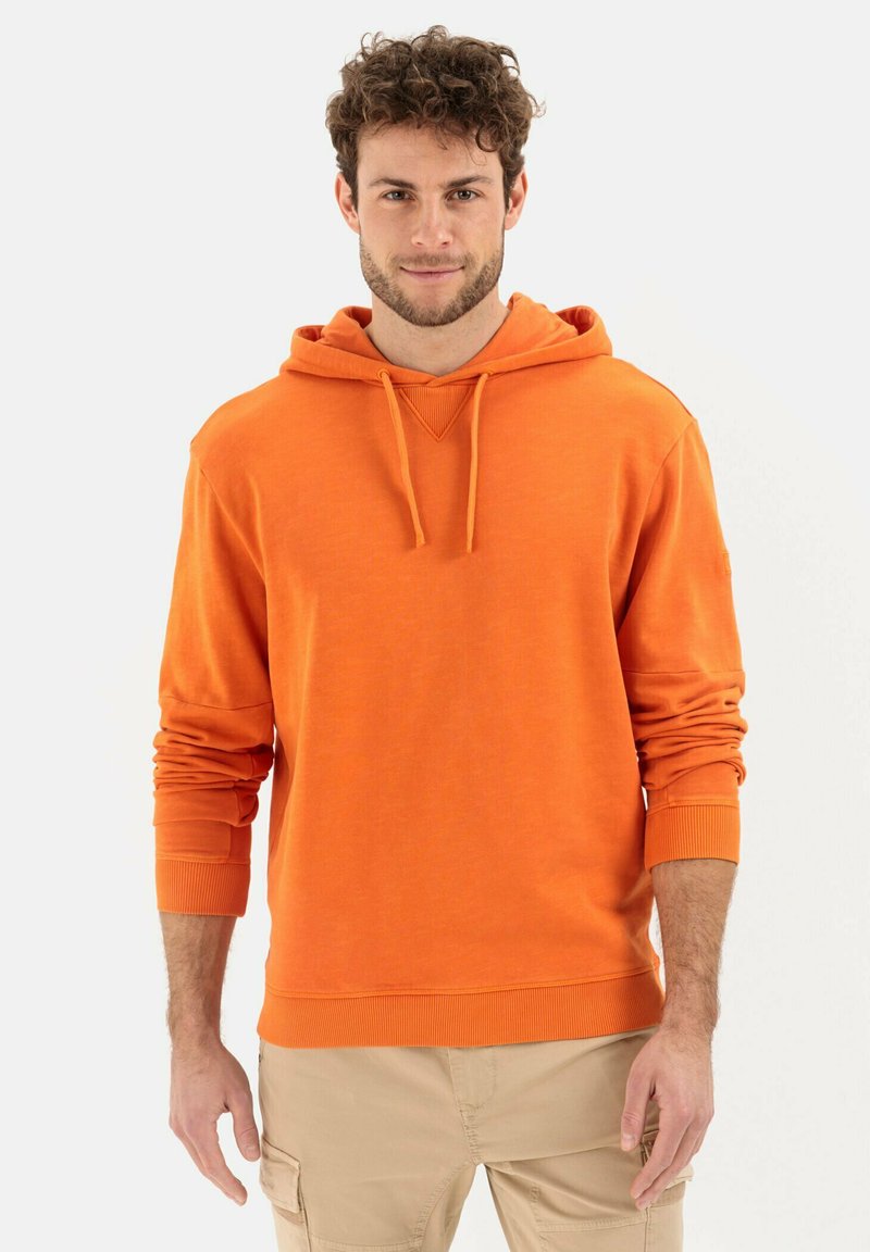 Oranje katoenen hoodie met een trekkoordcapuchon, ribgebreide manchetten en zoom. Heeft een textuurpaneel bij de hals en een relaxte pasvorm.