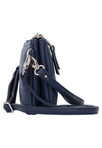 Marineblauwe leren schoudertas met zilverkleurige accenten, ritsluiting en een verstelbare schouderband. Textuur oppervlak met een strak, compact ontwerp.