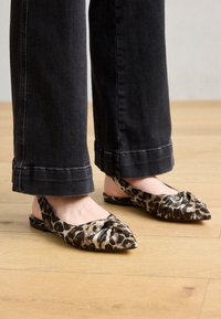 GRETA - Nizki salonarji z odprto peto - multi coloured