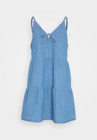 Vestido de mezclilla azul claro con tirantes de espagueti ajustables, escote en V, detalle de lazo en el frente y falda con volantes. Cuenta con un dobladillo cosido y un acento de logo.