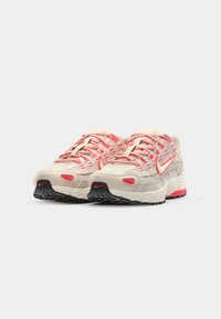 Nike Sportswear P 6000 - Baskets basses - bright crimson/soft pearl/light orewood brown/black/metallic silver