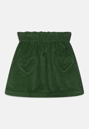 Falda de pana verde oscuro con cinturilla elástica y dos bolsillos cosidos en forma de corazón en la parte delantera.