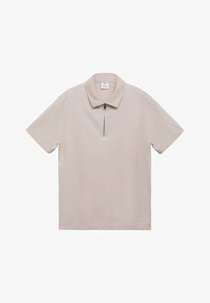 Polo shirt di un beige chiaro con maniche corte, colletto e un dettaglio con zip a metà sulla parte anteriore. Tessuto liscio e leggero con un design semplice.