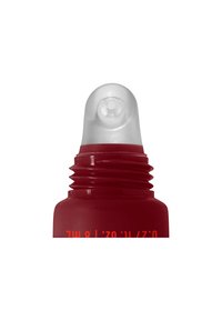 Bouteille en plastique rouge avec un embout applicateur transparent. Texte imprimé en orange sur le côté de la bouteille. La forme est cylindrique avec un col strié.