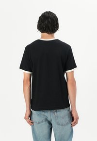 Jack & Jones JORNORREBRO RINGER TEE CREW NECK - Jednoduché tričko - black