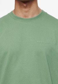 Pegador LOGO TEE - Basic T-shirt - vintage washed cypress green gum