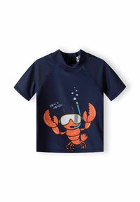 T-shirt de bain à manches courtes bleu en tissu lisse. Présente un design coloré de homard portant des lunettes de soleil, avec le texte "PRÊT POUR LA PLAGE !"