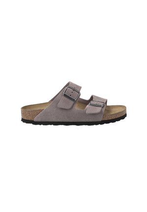 Sandalo scivoloso in suede grigio chiaro con due cinturini regolabili, fibbie in metallo, soletta in sughero e suola in gomma nera per una buona aderenza.