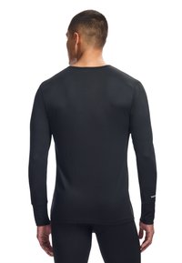 Czarna koszulka sportowa z długim rękawem, dopasowany krój o gładkiej fakturze. Posiada okrągły dekolt i akcent logo na rękawie.
