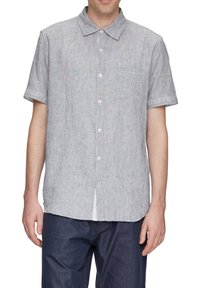 Korte mouwen overhemd in lichtgrijze textuurstof, met een button-down kraag, een borstzak en witte knopen. Gemonteerd met donkere broeken.