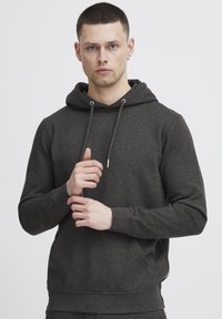 Donkergrijze hoodie met een trekkoordkap, ribbelmanchetten en -zoom, voorzien van een frontzak. Zacht materiaal met een gladde textuur.