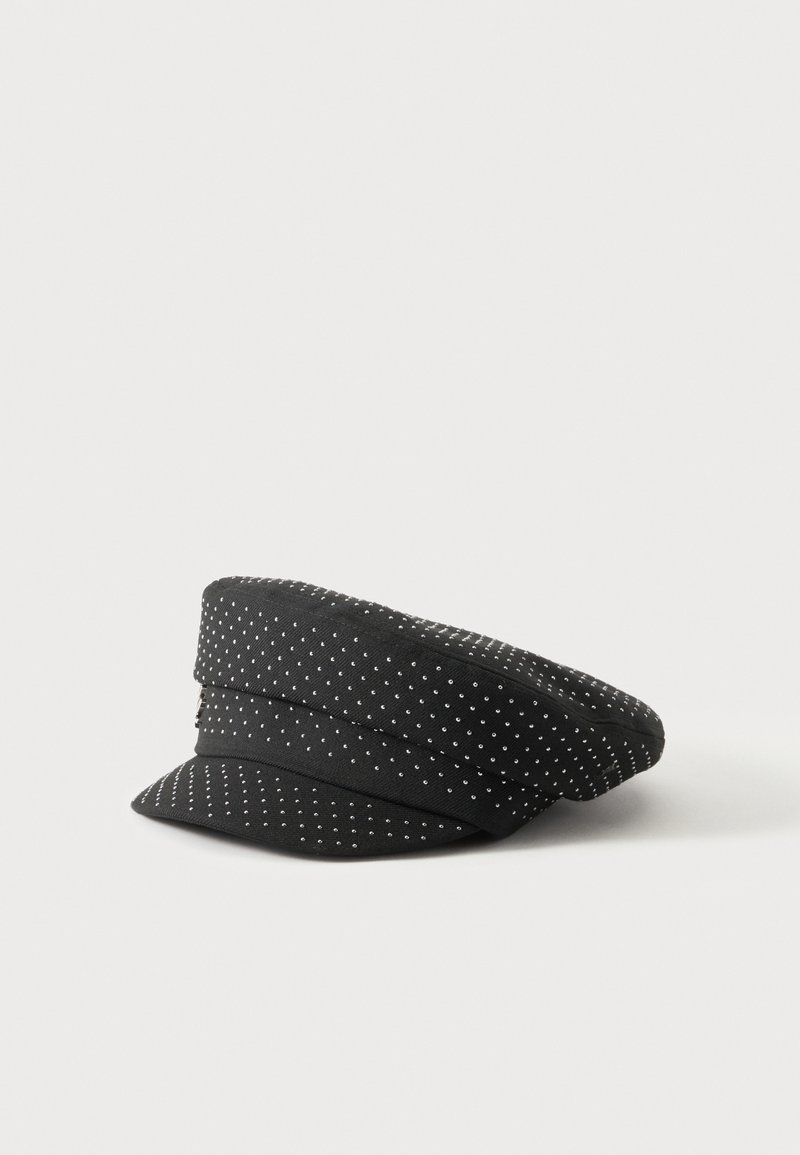 Casquette noire à dessus plat avec une petite visière, décorée de petits clous argentés espacés régulièrement sur la surface du tissu.