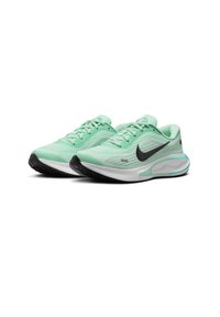 Scarpe sportive verde chiaro con dettagli neri, parte superiore in rete e suola ammortizzata. Presentano chiusura con lacci e design curvo per il massimo comfort.