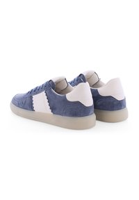 Blaue Wildledersneaker mit weißen Akzenten, runder Spitze, flacher Sohle und strukturierten Details an der Seite. Mit Schnürverschluss und gepolstertem Kragen.