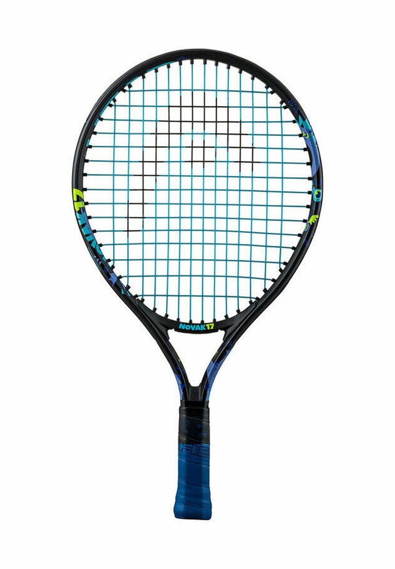 Zwarte tennisracket met een ronde kop en blauwe snaren. Voorzien van een blauwe en zwarte schuimgrip en "NOVAK17" branding op de hals.