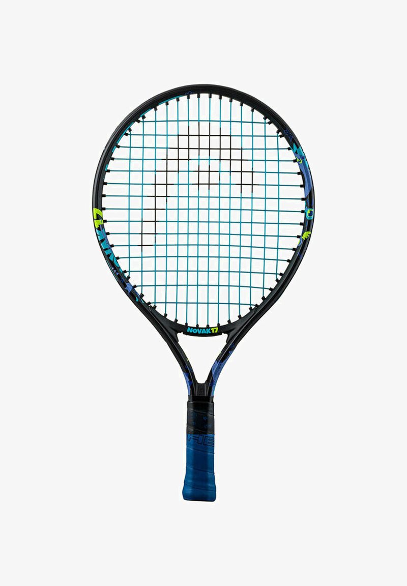 Zwarte tennisracket met een ronde kop en blauwe snaren. Voorzien van een blauwe en zwarte schuimgrip en "NOVAK17" branding op de hals.