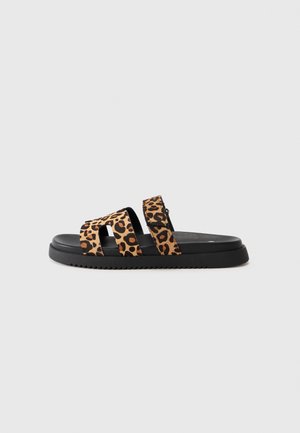 Infradito con suola nera e due cinturini con stampa leopardata. Presenta una parte superiore testurizzata e un design slip-on per una facile vestibilità.
