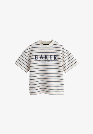 Biały T-shirt z krótkim rękawem z cienkimi granatowymi i różowymi poziomymi paskami oraz napisem "BAKER BY TED BAKER" z przodu.