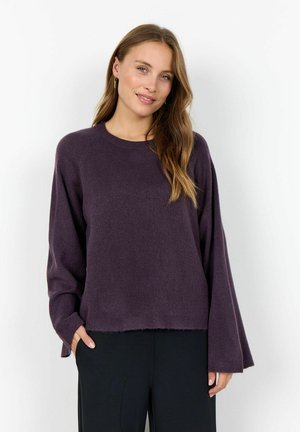 Pulover tricotat violet cu decolteu rotund și măneci largi, având un tiv scurt și o textură moale. Asortat cu pantaloni negri.