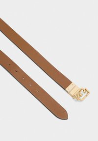 Cintura in pelle marrone con superficie texturizzata, dotata di una fibbia in metallo dorato e diversi fori di regolazione lungo la fascia.
