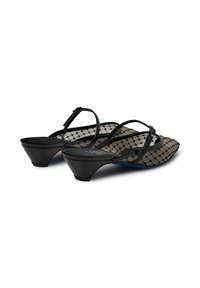 Scarpe slingback in rete nera con punta appuntita, caratterizzate da un motivo esagonale, cinturini regolabili e un tacco basso e largo.