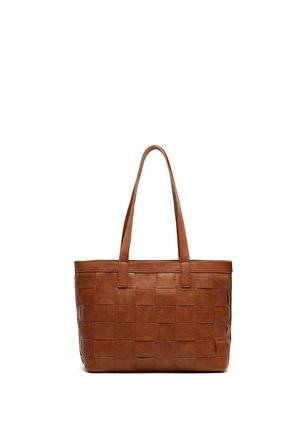 Pruun nahast kandekott, millel on punutud ruuduline muster ja kaks pikka käepidet, ristkülikukujuline ja sileda viimistlusega.