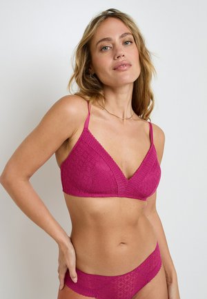 Ensemble lingerie en fuchsia comprenant un soutien-gorge et un slip assorti, avec une texture en dentelle, des bonnets triangulaires, des bretelles réglables, et un détail festonné le long des bords.
