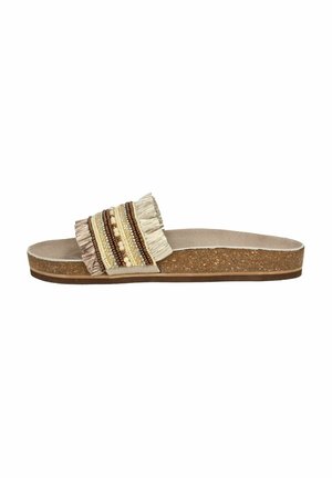 Sandalia deslizable de corcho con una amplia correa de tela que presenta flecos beige y marrones, cuentas y acentos texturizados. Diseño plano y descubierto en la punta.