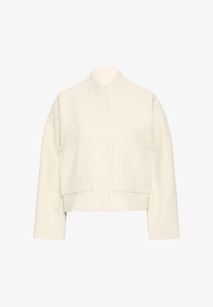Krajša kremna jakna z teksturirano tkanino, visokim ovratnikom in dvema velikima sprednjima žepoma. Škatlaste oblike z širokimi rokavi.