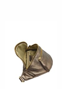 Sac en cuir bronze avec fermeture éclair, poche intérieure et doublure beige. Équipé de quincaillerie dorée et d'une finition douce et texturée.