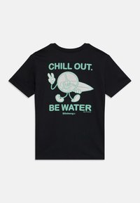 Czarny T-shirt z turkusową grafiką przedstawiającą uśmiechający się krople wody trzymający deskę surfingową i znak pokoju, z napisem "ROZLUŹNIJ SIĘ. BĄDŹ WODĄ."
