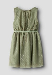 Robe sans manches vert clair avec une taille froncée, fabriquée en tissu texturé. Petit motif à pois blancs, finie avec une fermeture par bouton au dos.