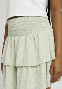 BZB COURTE IMPRIMÉE À VOLANTS - Minijupe - vert clair