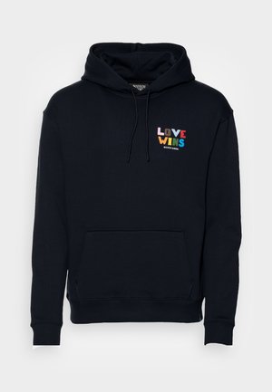 Marineblaues Kapuzensweatshirt mit Fronttasche, ausgestattet mit mehrfarbigem "LOVE WINS"-Schriftzug in einer verspielten Schriftart auf der linken Brust. Aus Baumwolle gefertigt.