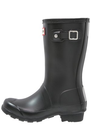 Botte en caoutchouc noire imperméable mi-mollet avec une boucle latérale et une semelle texturée pour une bonne adhérence, conçue pour les conditions pluvieuses ou boueuses.