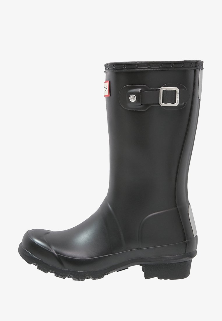 Botte en caoutchouc noire imperméable mi-mollet avec une boucle latérale et une semelle texturée pour une bonne adhérence, conçue pour les conditions pluvieuses ou boueuses.