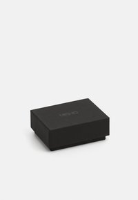 Schwarze rechteckige Box mit glatter Oberfläche, die auf dem Deckel ein dezentes eingeprägtes Logo trägt. Elegantes Design, minimalistische Erscheinung.