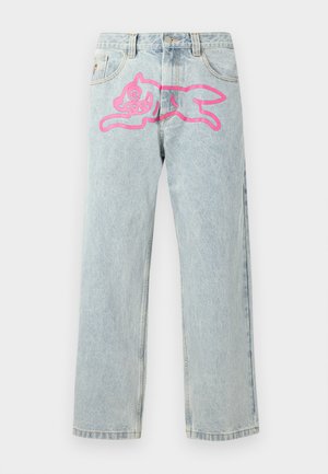 Jean en denim bleu clair présentant un grand motif rose d'un chat sautant à l'arrière, design à jambes droites et style standard à cinq poches.