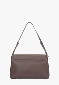 Bruine leren handtas met een ronde vorm, platte bovenkant en verstelbare schouderband. Heeft een gladde textuur en minimale stiksel-details.